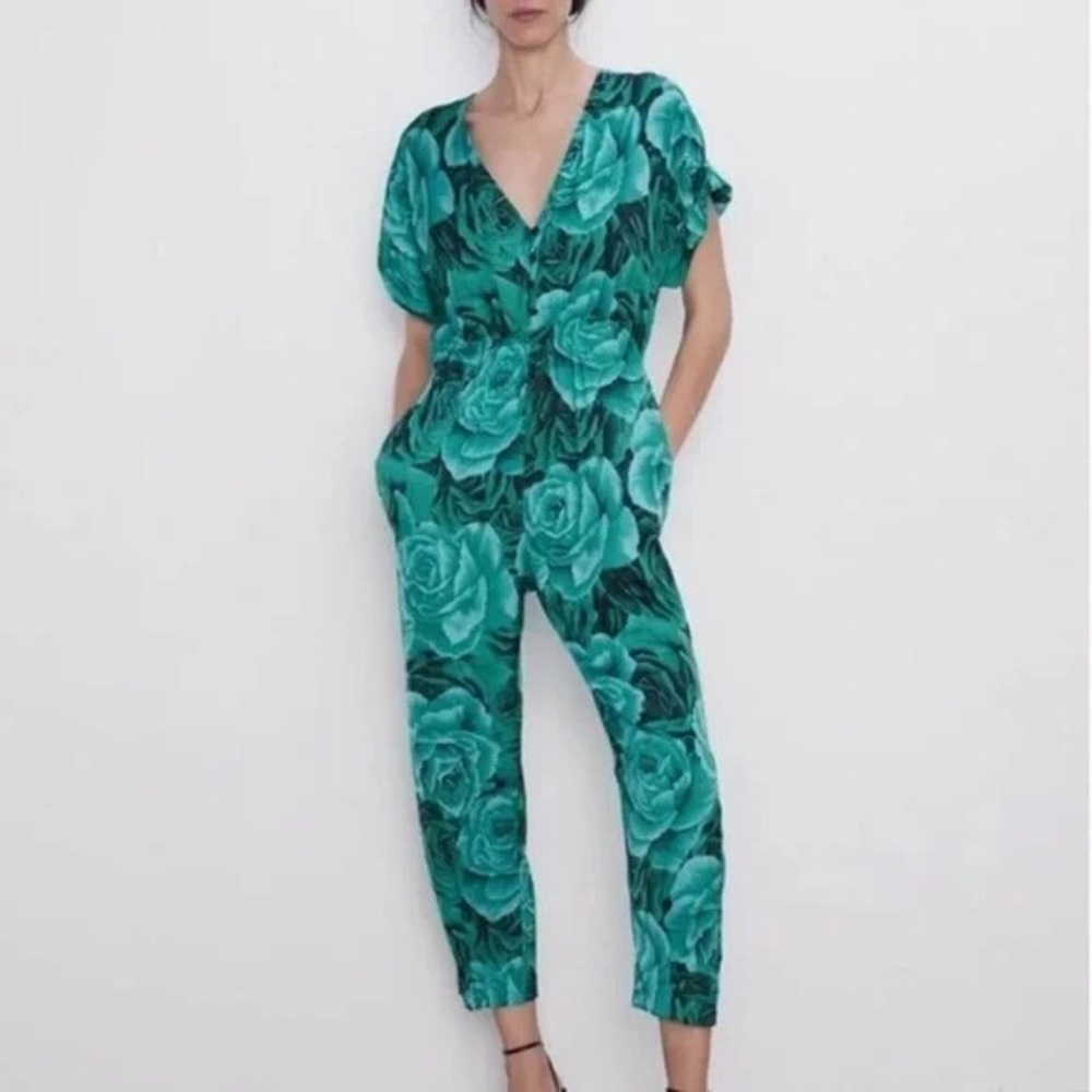 Zara Women’s Green Floral Jumpsuit V-Neck Button Front Elastic Waist Size M
